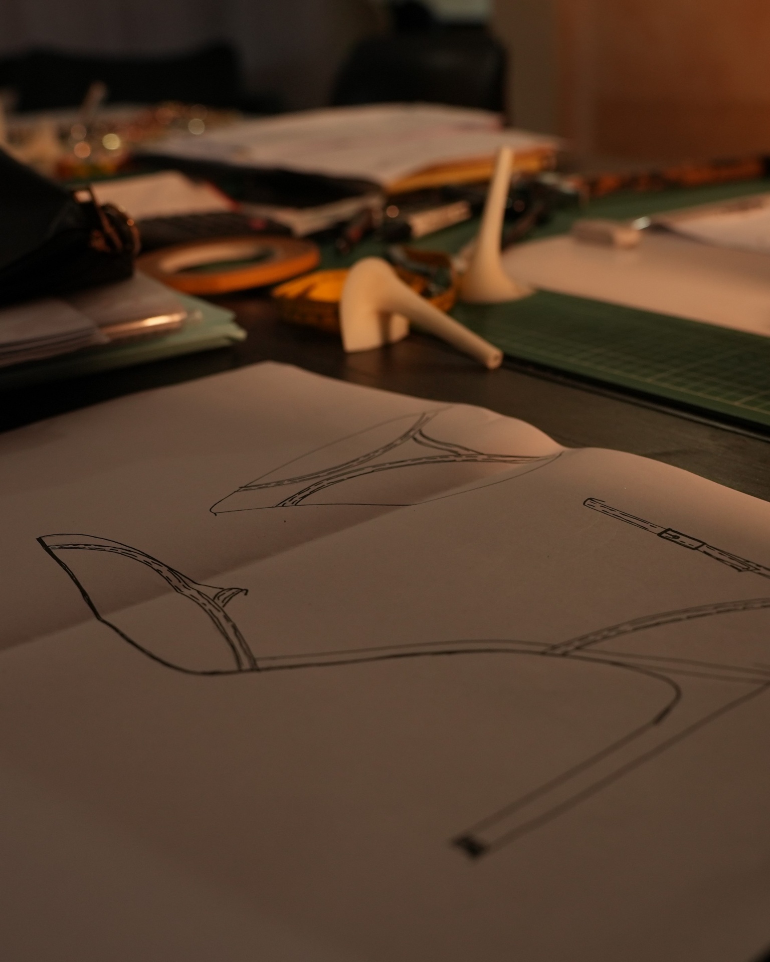 Salvatore Caputo al lavoro nel suo atelier
